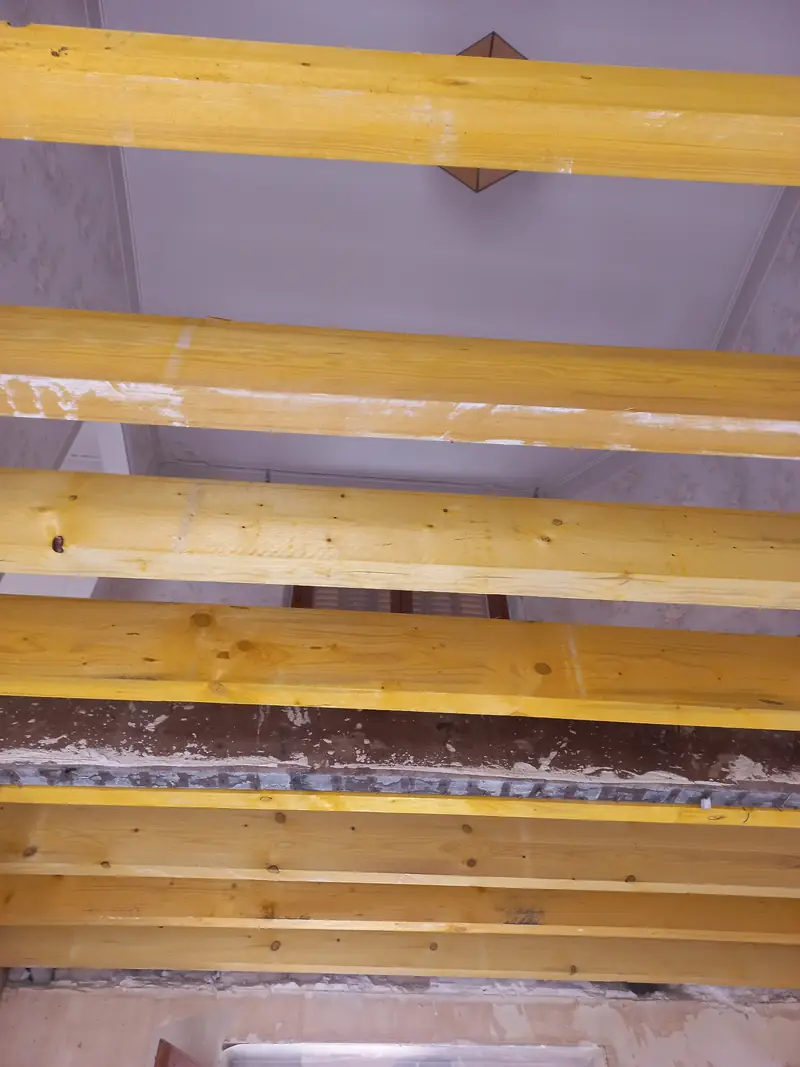 Solives en bois neuves vues d’en dessous.