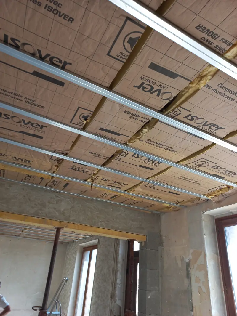Plafond isolé en laine minérale revêtue, fourrures métalliques en place.