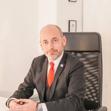 Portrait de Quentin Piepszownik, architecte, assis à son bureau.